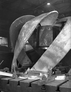 821699 Afbeelding van de fabricage van een krooncutter bij de N.V. Nederlandse Staalfabrieken DEMKA (Havenweg 7) te Utrecht.